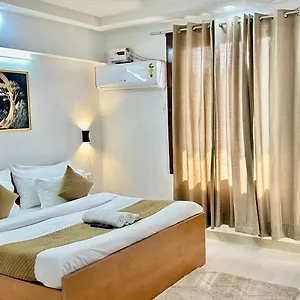 Hotel Aura Luxury I Couple Friendly I Near Golf Course Road, Sector 57,, Gurgaon